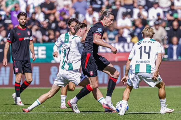 GRONINGEN - Wout Weghorst of FC Twente battles for possession with David van der Werff of FC Groningen and Jorg Schreuders of FC Groningen during the Eredivisie match between FC Groningen and FC Twente at the Euroborg on 06 September 2026 in Groningen, the Netherlands. MARCEL TER BALS ANP Eredivisie 2026 27 xVIxANPxSportx xMarcelxterxBalsxIVx 567359872 originalFilename: 567359872.jpg