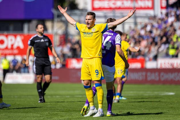 Maximilian Entrup (Eintracht Braunschweig, 09) aergert sich und gestikuliert GER, VfL Osnabrueck vs. Eintracht Braunschweig, Fussball, 2. Bundesliga, 4. Spieltag, Spielzeit 2026 2027, 06.09.2026 DFL Regulations prohibit any use of photographers as image sequences and or quasi-video. GER, VfL Osnabrueck vs. Eintracht Braunschweig, Fussball, 2. Bundesliga, 4. Spieltag, Spielzeit 2026 2027, 06.09.2026 Osnabrueck *** Maximilian Entrup of Eintracht Braunschweig, No. 09, is frustrated and gesturing. GER, VfL Osnabrück vs. Eintracht Braunschweig, soccer, 2. Bundesliga, Matchday 4, 2026–2027 season, September 6, 2026 DFL regulations prohibit any use of photographs as image sequences and or quasi-video GER, VfL Osnabrück vs. Eintracht Braunschweig, soccer, 2. Bundesliga, Matchday 4, 2026–2027 season, September 6, 2026, Osnabrück Copyright: xEibner-Pressefoto JanxRollingerx EP_JSK