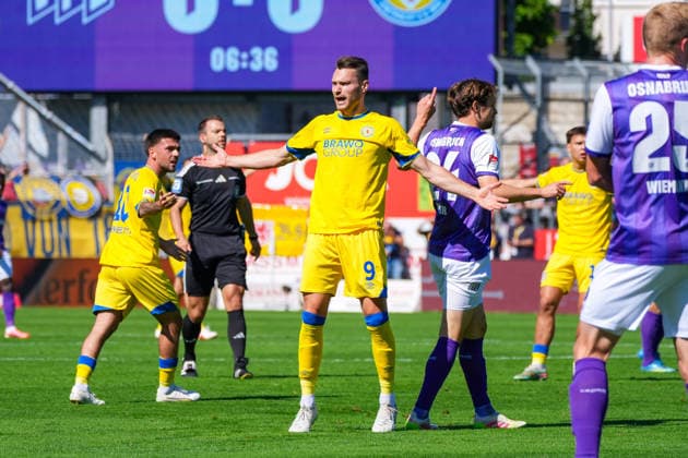 Maximilian Entrup (Eintracht Braunschweig, 9) mit ausgestreckten Armen nach einem vermeintlichen Foul, Emotionen, Gesichtsausdruck, Frust, Deutschland: Fussball, 2. Bundesliga, Saison 2026 27, 4. Spieltag, 06.09.2026, VfL Osnabrück vs Eintracht Braunschweig, Stadion Bremer Brücke (Osnabrück, Niedersachsen) *** Maximilian Entrup, Eintracht Braunschweig, No. 9 with outstretched arms after an alleged foul; emotion, facial expression, frustration; German soccer; 2. Bundesliga; 2026–27 season; Matchday 4; September 6, 2026; VfL Osnabrück vs. Eintracht Braunschweig, Bremer Brücke Stadium, Osnabrück, Lower Saxony Copyright: xLeonxFrickx