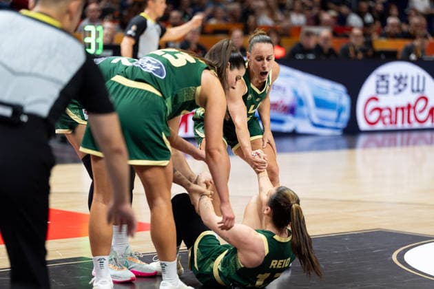 Stephanie Reid (Australia, 12) celebrates with Alex Fowler (Australia, 23) and Steph Talbot (Australia, 06), GER, Turkey vs. Australia, basketball, 2026 FIBA Women’s World Cup, group stage, Matchday 2, September 6, 2026, Germany, Turkey vs. Australia, basketball, 2026 FIBA Women’s World Cup, group stage, Matchday 2, September 6, 2026, Berlin Copyright: xEibner-Pressefoto MaxxVincenx EP_MVN