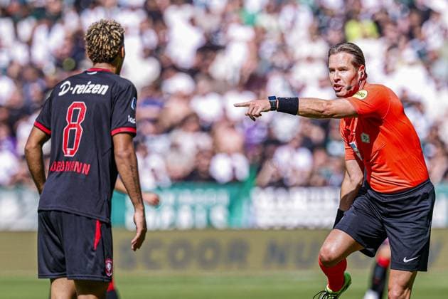 GRONINGEN - Referee Danny Makkelie in conversation with Daouda Weidmann of FC Twente during the Eredivisie match between FC Groningen and FC Twente at the Euroborg on 06 September 2026 in Groningen, the Netherlands. MARCEL TER BALS ANP Eredivisie 2026 27 xVIxANPxSportx xMarcelxterxBalsxIVx 567361159 originalFilename: 567361159.jpg