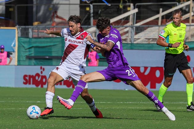 IPA88189767 - Valde (21, Fiorentina) and Vlasic (10, Torino) during the Serie A soccer match between ACF Fiorentina and Torino FC at Stadio Artemio Franchi in Florence, Italy  Copyright: xFrancescoxFarina IPAxSportx xx 88189767