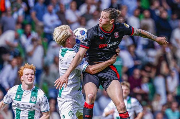 GRONINGEN - Wout Weghorst of FC Twente heads the ball with Thijmen Blokzijl of FC Groningen during the Eredivisie match between FC Groningen and FC Twente at the Euroborg on 06 September 2026 in Groningen, the Netherlands. MARCEL TER BALS ANP Eredivisie 2026 27 xVIxANPxSportx xMarcelxterxBalsxIVx 567361905 originalFilename: 567361905.jpg