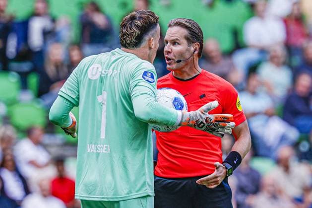 GRONINGEN - FC Groningen goalkeeper Etienne Vaessen in conversation with referee Danny Makkelie during the Eredivisie match between FC Groningen and FC Twente at the Euroborg on 06 September 2026 in Groningen, the Netherlands. MARCEL TER BALS ANP Eredivisie 2026 27 xVIxANPxSportx xMarcelxterxBalsxIVx 567361914 originalFilename: 567361914.jpg