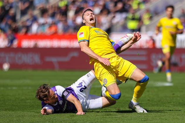 Sport Bilder des Tages 2026.09.06, xkwix, Fußball, 2.Liga, VfL Osnabrück - Eintracht Braunschweig, Stadion an der Bremer Brücke, 4.Spieltag, Saison 2026 2027: Jannik Mueller (VfL Osnabrueck 24) im Zweikampf gegen Maximilian Entrup (Eintracht Braunschweig 9) der schreit waehrend er zu Boden geht DFB regulations prohibit any use of photographs as image sequences and or quasi-video. Photo: xKamilxWilkowskixPressefotoKochx Niedersachsen Deutschland *** September 6, 2026, xkwix, Soccer, 2nd Division, VfL Osnabrück vs. Eintracht Braunschweig, Stadion an der Bremer Brücke, Matchday 4, 2026–2027 season: Jannik Mueller (VfL Osnabrück, No. 24) in a tackle against Maximilian Entrup (Eintracht Braunschweig, No. 9), who is shouting as he goes down. DFB regulations prohibit any use of photographs as image sequences and or quasi-video. Photo: xKamilxWilkowskixPressefotoKochx Lower Saxony, Germany