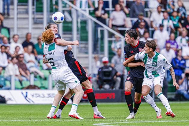 GRONINGEN - Wout Weghorst of FC Twente battles for possession with Elvis van der Laan of FC Groningen during the Eredivisie match between FC Groningen and FC Twente at the Euroborg on 06 September 2026 in Groningen, the Netherlands. MARCEL TER BALS ANP Eredivisie 2026 27 xVIxANPxSportx xMarcelxterxBalsxIVx 567363653 originalFilename: 567363653.jpg