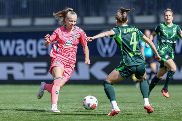 v.li.: Isabella Jaron (SV Werder Bremen, 11) und Sophia Kleinherne (VfL Wolfsburg, 4) im Zweikampf, Duell, Dynamik, Aktion, Action, Spielszene, DIE DFB-RICHTLINIEN UNTERSAGEN JEGLICHE NUTZUNG VON FOTOS ALS SEQUENZBILDER UND ODER VIDEOÄHNLICHE FOTOSTRECKEN. DFB REGULATIONS PROHIBIT ANY USE OF PHOTOGRAPHS AS IMAGE SEQUENCES AND OR QUASI-VIDEO., 06.09.2026, Wolfsburg (Deutschland), Fussball, Google Pixel Frauen-Bundesliga, VfL Wolfsburg - SV Werder Bremen *** From left: Isabella Jaron (SV Werder Bremen, 11) and Sophia Kleinherne (VfL Wolfsburg, 4) in a one-on-one, duel, dynamic moment, action, game scene, DFB REGULATIONS PROHIBIT ANY USE OF PHOTOGRAPHS AS SEQUENCE IMAGES AND OR VIDEO-LIKE PHOTO SERIES DFB REGULATIONS PROHIBIT ANY USE OF PHOTOGRAPHS AS IMAGE SEQUENCE, September 6, 2026, Wolfsburg, Germany, soccer, Google Pixel Women’s Bundesliga, VfL Wolfsburg vs. SV Werder Bremen xobx