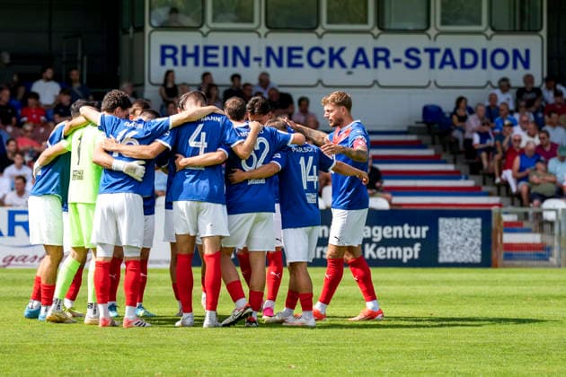 VfR Mannheim players gather in a team huddle before kickoff; huddle, team huddle, concentration, camaraderie, pep talk, motivation, September 6, 2026, Mannheim, Germany, soccer, Regionalliga Südwest, VfR Mannheim vs. FC 08 Homburg xozx