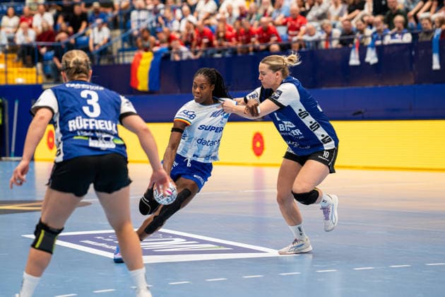 HSG Blomberg Lippe (GER) vs. Gloria Bistrita (ROM), Handball, EHF Champions League Women, Group Stage, September 6, 2026, 2026–2027 Season, Lemgo’s Danila Patricia So Delgado Pinto of Gloria Bistrita, No. 10, in a duel with Maxi Muehlner of HSG Blomberg Lippe, No. 10, at the Phoenix Contact Arena in Lemgo, Germany