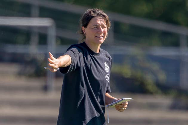 Ingolstadt, Deutschland 06. September 2026: 2. BL Frauen - 2026 2027 - Sp. 5 - FC Ingolstadt 04 gegen 1. FC Köln U20 Im Bild: Trainerin Verena Hagendorn (1. FC Köln) gestikuliert auf dem Spielfeld. DFL DFB regulations prohibit any use of photographs as image sequences and or quasi-video ESV-Stadion Bayern *** Ingolstadt, Germany, September 6, 2026, Women’s 2nd Division 2026–2027, Matchday 5: FC Ingolstadt 04 vs. 1. FC Köln U20. Pictured: 1. FC Köln coach Verena Hagendorn gesturing on the field. DFL and DFB regulations prohibit any use of photographs as image sequences and or quasi-video. ESV Stadion Bayern Copyright: xFotostandx xSchäferx