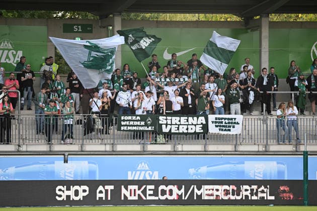Fußball I Frauen I Saison 2026-2027 I Bundesliga I 3. Spieltag I VfL Wolfsburg - SV Werder Bremen I 06.09.2026 Torjubel der Bremer Fans nach dem 1:0 aus Sicht der Gäste Wolfsburg AOK Stadion Niedersachsen Deutschland *** Soccer I Women s I 2026–2027 Season I Bundesliga I Matchday 3 I VfL Wolfsburg vs. SV Werder Bremen I September 6, 2026 Bremen fans celebrate the goal after the 1–0 win, as seen from the visiting Wolfsburg side s perspective at AOK Stadium, Lower Saxony, Germany Copyright: xLobeca InesxHähnelx