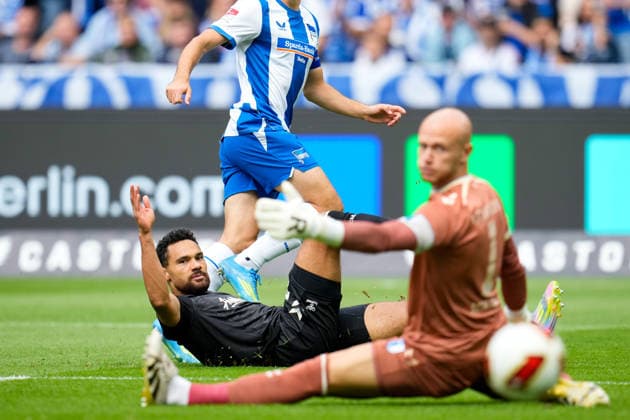 Herbert Bockhorn (1. FC Magdeburg, 7) schaut zu, wie der Schuss von Josip Brekalo (Hertha BSC, 7) an Dominik Reimann (1. FC Magdeburg, 1) vorbei ins Tor geht. GER, Hertha BSC vs 1. FC Magdeburg, 2. Bundesliga, 4. Spieltag, Saison 2026-27, Olympiastadion, Berlin, 06.09.2026 DFL REGULATIONS PROHIBIT ANY USE OF PHOTOGRAPHS AS IMAGE SEQUENCES AND OR QUASI-VIDEO GER, Hertha BSC vs 1. FC Magdeburg, 2. Bundesliga, 4. Spieltag, Saison 2026-27, 06.09.2026 Berlin *** Herbert Bockhorn (1 FC Magdeburg, 7) watches as Josip Brekalo (Hertha BSC, 7) shoots the ball past Dominik Reimann (1 FC Magdeburg, 1) and into the goal. GER, Hertha BSC vs. 1 FC Magdeburg, 2. Bundesliga, Matchday 4, 2026–27 season, Olympiastadion, Berlin, September 6, 2026. DFL regulations prohibit any use of photographs as image sequences and or quasi-video. GER, Hertha BSC vs. 1. FC Magdeburg, 2. Bundesliga, Matchday 4, 2026–27 season, September 6, 2026, Berlin Copyright: xEibner-Pressefoto ScottxColemanx EP_SCN