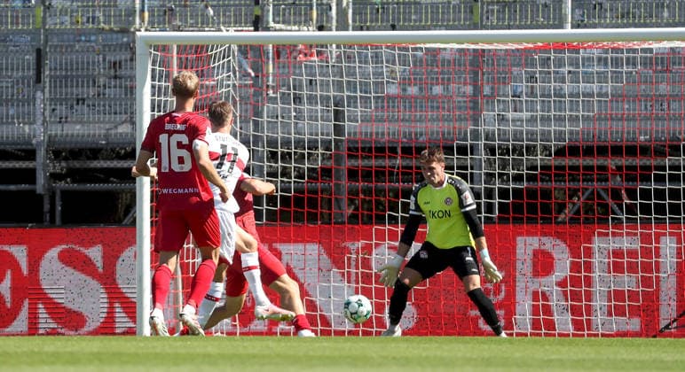 September 6, 2026, xfsx, Men s, Soccer, 2026–2027 Season, 3rd Division, Matchday 4: FC Würzburger Kickers vs. VfB Stuttgart II; from left: Louis Breunig (FC Würzburger Kickers), Oliver Roelke (VfB Stuttgart II) scores the goal to make it 0–1, Johann Hipper, FC Würzburger Kickers, Würzburg, AKON ARENA, Bavaria, Germany