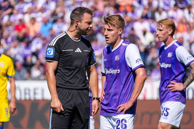 Fridolin Wagner (VfL Osnabrück, 26) im Gespräch mit Wolfgang Haslberger (Schiedsrichter), Deutschland: Fussball, 2. Bundesliga, Saison 2026 27, 4. Spieltag, 06.09.2026, VfL Osnabrück vs Eintracht Braunschweig, Stadion Bremer Brücke (Osnabrück, Niedersachsen) *** Fridolin Wagner (VfL Osnabrück), 26, in conversation with referee Wolfgang Haslberger, German soccer, 2. Bundesliga, 2026–27 season, Matchday 4, September 6, 2026, VfL Osnabrück vs. Eintracht Braunschweig, Bremer Brücke Stadium, Osnabrück, Lower Saxony Copyright: xLeonxFrickx