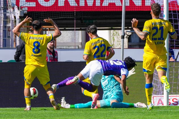 Jonathan Gomez, Jonathan Gomez (VfL Osnabrück, 42) im Zweikampf mit Mehmet Can Aydin (Eintracht Braunschweig, 8), Ron-Thorben Hoffmann (Eintracht Braunschweig, 1), Deutschland: Fussball, 2. Bundesliga, Saison 2026 27, 4. Spieltag, 06.09.2026, VfL Osnabrück vs Eintracht Braunschweig, Stadion Bremer Brücke (Osnabrück, Niedersachsen) *** Jonathan Gomez, Jonathan Gomez (VfL Osnabrück), No. 42, in a tackle with Mehmet Can Aydin (Eintracht Braunschweig), No. 8, Ron Thorben Hoffmann (Eintracht Braunschweig), 1, German soccer, 2. Bundesliga, 2026–27 season, Matchday 4, September 6, 2026, VfL Osnabrück vs. Eintracht Braunschweig, Bremer Brücke Stadium, Osnabrück, Lower Saxony Copyright: xLeonxFrickx