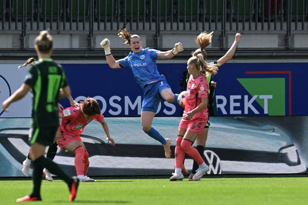 Fußball I Frauen I Saison 2026-2027 I Bundesliga I 3. Spieltag I VfL Wolfsburg - SV Werder Bremen I 06.09.2026 Stina Johannes (1, VfL Wolfsburg) schreit wegen Schmerzen nach einem Foul auf Wolfsburg AOK Stadion Niedersachsen Deutschland *** Soccer I Women s I 2026–2027 Season I Bundesliga I Matchday 3 I VfL Wolfsburg vs. SV Werder Bremen I September 6, 2026 Stina Johannes 1, VfL Wolfsburg cries out in pain after a foul at the Wolfsburg AOK Stadium in Lower Saxony, Germany Copyright: xLobeca InesxHähnelx