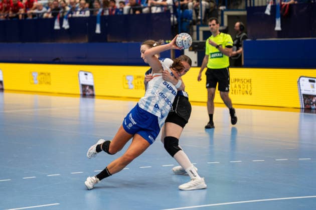 HSG Blomberg Lippe (GER) vs. Gloria Bistrita (ROM), Handball, EHF Champions League Women, Group Stage, September 6, 2026, 2026–2027 Season, Lemgo: Karolina Jurenczyk (HSG Blomberg Lippe) defends against Larissa Nuesser (Gloria Bistrita), 81; Lemgo, Phoenix Contact Arena, Germany
