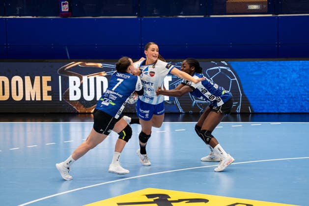 HSG Blomberg Lippe (GER) vs. Gloria Bistrita (ROM), Handball, EHF Champions League Women, Group Stage, September 6, 2026, 2026–2027 Season, Lemgo: Diana Magnusdottir (HSG Blomberg Lippe, 07) and Farrelle Njinkeu (HSG Blomberg Lippe, 55) defend against Larissa Nuesser (Gloria Bistrita, 09) at the Phoenix Contact Arena in Lemgo, Germany