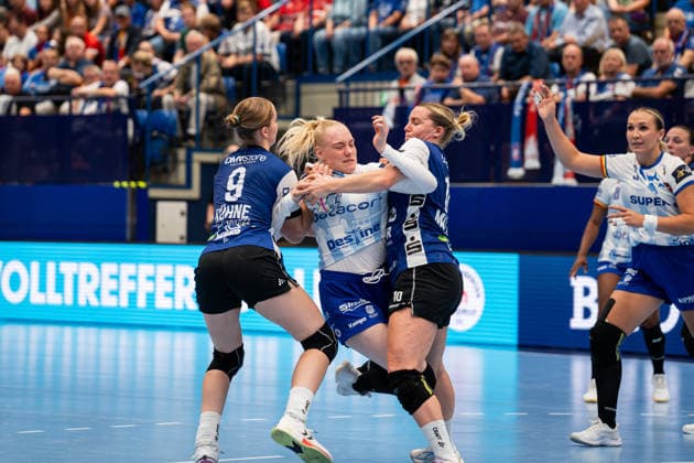 HSG Blomberg Lippe (GER) vs. Gloria Bistrita (ROM), Handball, EHF Champions League Women, Group Stage, September 6, 2026, 2026–2027 Season, Lemgo’s Nieke Kuehne (HSG Blomberg Lippe, No. 09) and Maxi Muehlner (HSG Blomberg Lippe, No. 10) defend against Johanna Reichert (Gloria Bistrita, No. 29) at the Lemgo Phoenix Contact Arena in Germany