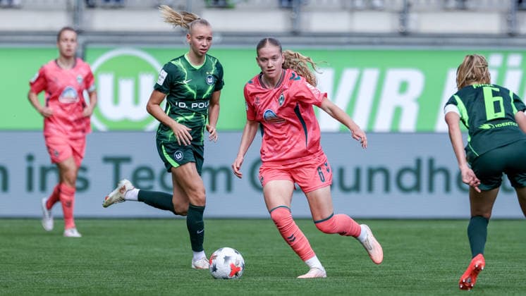 Marie Gmeineder (SV Werder Bremen, 6) am Ball, Einzelbild, Ganzkörper, Aktion, Action, Spielszene, DIE DFB-RICHTLINIEN UNTERSAGEN JEGLICHE NUTZUNG VON FOTOS ALS SEQUENZBILDER UND ODER VIDEOÄHNLICHE FOTOSTRECKEN. DFB REGULATIONS PROHIBIT ANY USE OF PHOTOGRAPHS AS IMAGE SEQUENCES AND OR QUASI-VIDEO., 06.09.2026, Wolfsburg (Deutschland), Fussball, Google Pixel Frauen-Bundesliga, VfL Wolfsburg - SV Werder Bremen *** Marie Gmeineder, SV Werder Bremen, No. 6 with the ball, single frame, full-body shot, action, game scene, DFB REGULATIONS PROHIBIT ANY USE OF PHOTOGRAPHS AS SEQUENCE IMAGES AND OR VIDEO-LIKE PHOTO SERIES DFB REGULATIONS PROHIBIT ANY USE OF PHOTOGRAPHS AS IMAGE SEQU, September 6, 2026, Wolfsburg, Germany, Soccer, Google Pixel Women’s Bundesliga, VfL Wolfsburg vs. SV Werder Bremen xobx