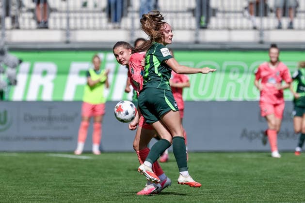 v.li.: Lilli Purtscheller (SV Werder Bremen, 7) und Lou Bogaert (VfL Wolfsburg, 23) im Zweikampf, Duell, Dynamik, Aktion, Action, Spielszene, DIE DFB-RICHTLINIEN UNTERSAGEN JEGLICHE NUTZUNG VON FOTOS ALS SEQUENZBILDER UND ODER VIDEOÄHNLICHE FOTOSTRECKEN. DFB REGULATIONS PROHIBIT ANY USE OF PHOTOGRAPHS AS IMAGE SEQUENCES AND OR QUASI-VIDEO., 06.09.2026, Wolfsburg (Deutschland), Fussball, Google Pixel Frauen-Bundesliga, VfL Wolfsburg - SV Werder Bremen *** From left: Lilli Purtscheller (SV Werder Bremen), 7, and Lou Bogaert (VfL Wolfsburg), 23, in a one-on-one battle, duel, dynamic moment, action, game scene, DFB REGULATIONS PROHIBIT ANY USE OF PHOTOGRAPHS AS SEQUENCE IMAGES AND OR VIDEO-LIKE PHOTO SERIES DFB REGULATIONS PROHIBIT ANY USE OF PHOTOGRAPHS AS IMAGE SEQUENCES AND OR QUASI-VIDEO, June 9, 2026, Wolfsburg, Germany, soccer, Google Pixel Women’s Bundesliga, VfL Wolfsburg vs. SV Werder Bremen xobx