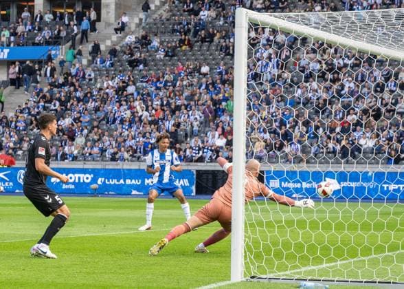 Fußball, Herren, Saison 2026 2027, 2. Bundesliga (4. Spieltag), Hertha BSC - 1. FC Magdeburg, Oluwaseun Adewumi (M., Hertha BSC) erzielt das Tor zum 2:1 gegen Torwart Dominik Reimann (1. FC Magdeburg), 06.09.2026, *** Soccer, Men s, 2026–2027 Season, 2. Bundesliga, Matchday 4, Hertha BSC vs. 1. FC Magdeburg, Oluwaseun Adewumi M, Hertha BSC scores the goal to make it 2–1 against goalkeeper Dominik Reimann of 1. FC Magdeburg, September 6, 2026, Copyright: xMatthiasxKochx