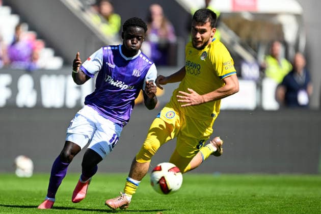 2. Bundesliga - 26 27 - VfL Osnabrück - Eintracht Braunschweig am 06.09.2026 an der Bremer Brücke in Osnabrück Ismail Badjie (Osnabrueck) im Zweikampf gegen Mehmet AydÄ±n (Braunschweig) *** 2. Bundesliga, Matchday 26, VfL Osnabrück vs. Eintracht Braunschweig on September 6, 2026, at the Bremer Brücke in Osnabrück; Ismail Badjie of Osnabrück in a tackle against Mehmet AydÄ±n of Braunschweig MT