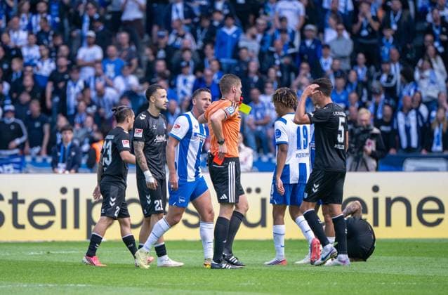 Fußball, Herren, Saison 2026 2027, 2. Bundesliga (4. Spieltag), Hertha BSC - 1. FC Magdeburg, Schiedsrichter Florian Exner zeigt Paul Seguin (Hertha BSC) die Gelb-Rote Karte, 06.09.2026, *** Soccer, Men s, 2026–2027 Season, 2. Bundesliga, Matchday 4, Hertha BSC vs. FC Magdeburg, Referee Florian Exner shows Paul Seguin of Hertha BSC a yellow-red card, September 6, 2026, Copyright: xMatthiasxKochx