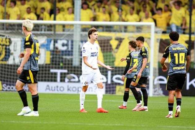 IJMUIDEN , 06-09-2026 , Buko Stadion , season 2026 2027 , Dutch , eredivisie , match between Telstar and Cambuur , picture shows, shows red card to Telstar player Nokkvi Thorisson Telstar - Cambuur  x206576235x Copyright: