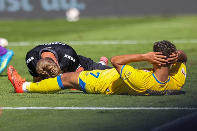 2026.09.06, xkwix, Fußball, 2.Liga, VfL Osnabrück - Eintracht Braunschweig, Stadion an der Bremer Brücke, 4.Spieltag, Saison 2026 2027: Jonas Krumrey (VfL Osnabrueck 32) haelt Ball vor Yann Sturm (Eintracht Braunschweig 7) der Haender hinterm Kopf auf Boden liegend hat DFB regulations prohibit any use of photographs as image sequences and or quasi-video. Photo: xKamilxWilkowskixPressefotoKochx Niedersachsen Deutschland *** September 6, 2026, xkwix, Soccer, 2nd Division, VfL Osnabrück vs. Eintracht Braunschweig, Stadion an der Bremer Brücke, Matchday 4, 2026–2027 season: Jonas Krumrey (VfL Osnabrück) 32 blocks the ball in front of Yann Sturm (Eintracht Braunschweig) 7, who is lying on the ground with his hands behind his head. DFB regulations prohibit any use of photographs as image sequences and or quasi-video. Photo: xKamilxWilkowskixPress Photo Kochx Lower Saxony, Germany