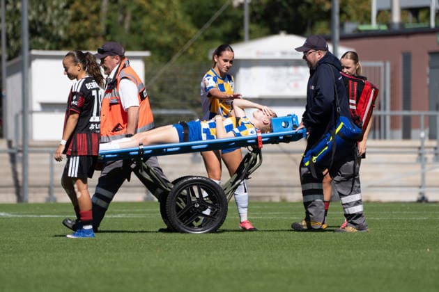 06.09.2026, xhfmx, Fussball 2.Frauen Bundesliga, Eintracht Frankfurt II - Carl-Zeiss Jena Mia Knapp (FC Carl-Zeiss Jena, 4) wrid verletzt vom Platz gefahren Frankfurt am Main *** September 6, 2026, xhfmx, Women s Bundesliga 2, Eintracht Frankfurt II vs. Carl Zeiss Jena, Mia Knapp, FC Carl Zeiss Jena, 4 players were injured and carried off the field, Frankfurt am Main