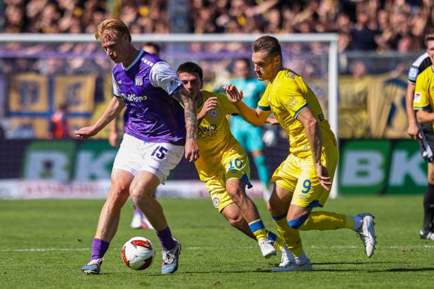 2026.09.06, xkwix, Fußball, 2.Liga, VfL Osnabrück - Eintracht Braunschweig, Stadion an der Bremer Brücke, 4.Spieltag, Saison 2026 2027: Bjarke Jacobsen (VfL Osnabrueck 15) im Zweikampf gegen Samuele Di Benedetto (Eintracht Braunschweig 10) und Maximilian Entrup (Eintracht Braunschweig 9) DFB regulations prohibit any use of photographs as image sequences and or quasi-video. Photo: xKamilxWilkowskixPressefotoKochx Niedersachsen Deutschland *** September 6, 2026, xkwix, Soccer, 2nd Division, VfL Osnabrück vs. Eintracht Braunschweig, Stadion an der Bremer Brücke, Matchday 4, 2026–2027 season: Bjarke Jacobsen (VfL Osnabrück, No. 15) in a tackle against Samuele Di Benedetto (Eintracht Braunschweig, No. 10) and Maximilian Entrup (Eintracht Braunschweig, No. 9). DFB regulations prohibit any use of photographs as image sequences and or quasi-video. Photo xKamilxWilkowskixPressefotoKochx Lower Saxony, Germany