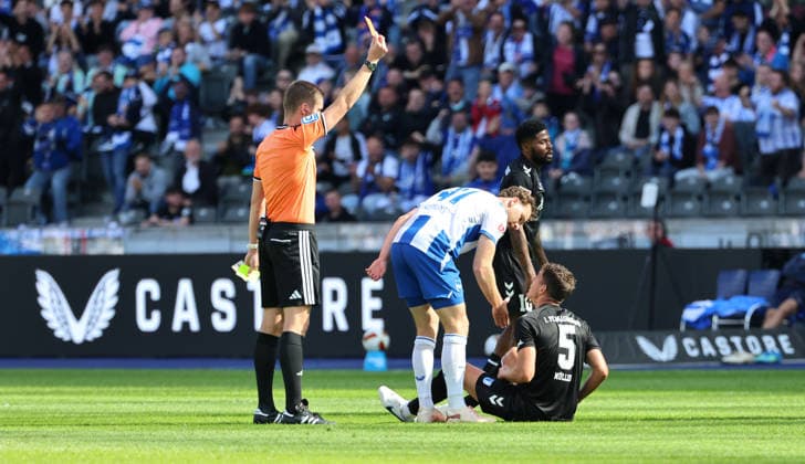 Schiedsrichter Florian Exner zeigt gelbe rote Karte für Tobias Müller Fußball Fussball DFL 2. Bundesliga Herren 4. Spieltag Saison 2026 2027 06.09.2026 Hertha BSC Berlin vs. 1.FC Magdeburg FCM DFL regulations prohibit any use of photographs as image sequences and or quasi-video *** Referee Florian Exner shows a yellow-red card to Tobias Müller. Sports: Soccer. DFL 2. Bundesliga Men s League, Matchday 4, 2026–2027 season, June 9, 2026: Hertha BSC Berlin vs. 1. FC Magdeburg (FCM). DFL regulations prohibit any use of photographs as image sequences and or quasi-video