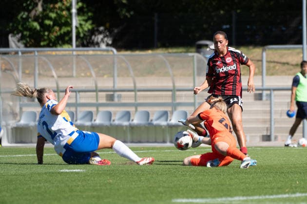 06.09.2026, xhfmx, Fussball 2.Frauen Bundesliga, Eintracht Frankfurt II - Carl-Zeiss Jena v.l. Jasmin Janning (FC Carl-Zeiss Jena, 49) rettet vor Amira Dahl (Eintracht Frankfurt, 11) Frankfurt am Main *** September 6, 2026, xhfmx, Women s Bundesliga 2, Eintracht Frankfurt II vs. Carl Zeiss Jena, Jasmin Janning (FC Carl Zeiss Jena) saves a shot by Amira Dahl (Eintracht Frankfurt), 11, Frankfurt am Main