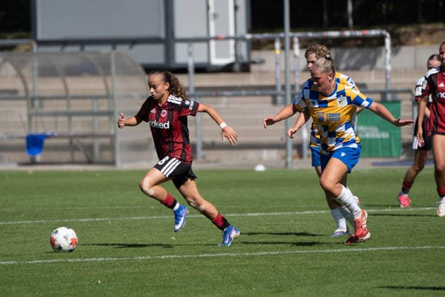 06.09.2026, xhfmx, Fussball 2.Frauen Bundesliga, Eintracht Frankfurt II - Carl-Zeiss Jena v.l. Ela Demirbas (Eintracht Frankfurt, 18), Anna Olmala (FC Carl-Zeiss Jena, 9) Frankfurt am Main *** September 6, 2026, xhfmx, Women s Bundesliga 2, Eintracht Frankfurt II vs. Carl Zeiss Jena, Ela Demirbas (Eintracht Frankfurt), 18, Anna Olmala (FC Carl Zeiss Jena), 9, Frankfurt am Main