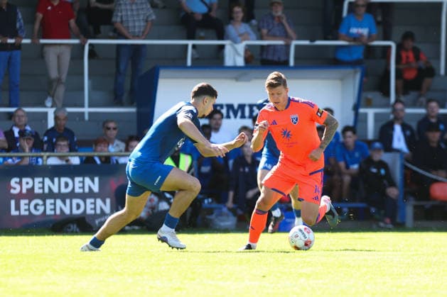 September 6, 2026, Soccer, Men s, Regionalliga Nord, Matchday 7, Bremer SV vs. BSV Kickers Emden; Luc Ihorst (orange, 14) of BSV Kickers Emden battles for the ball with Denis Koldzic (4) of Bremer SV