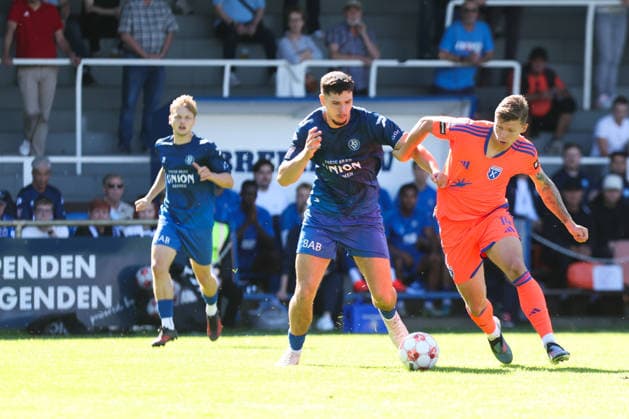 September 6, 2026, Soccer, Men s, Regionalliga Nord, Matchday 7, Bremer SV vs. BSV Kickers Emden; Luc Ihorst (orange, 14) of BSV Kickers Emden battles for the ball with Denis Koldzic (4) of Bremer SV