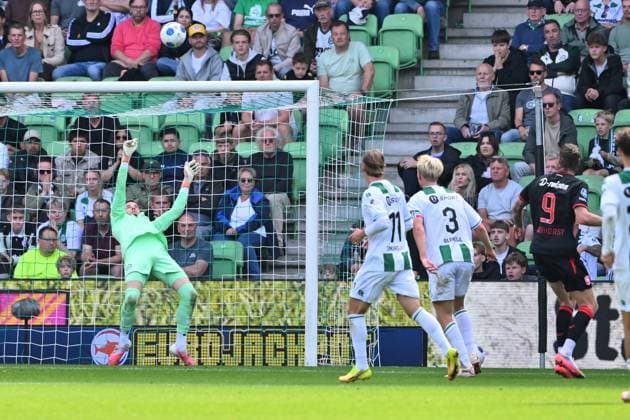 GRONINGEN - (l) FC Groningen goalkeeper Etienne Vaessen prevents (r) Wout Weghorst of FC Twente from scoring during the Dutch Eredivisie match between FC Groningen and FC Twente at the Euroborg stadium on September 6, 2026 in Groningen, the Netherlands. COR LASKER ANP Eredivisie 2026 27 xVIxANPxSportx xxANPxIVx 567368147 originalFilename: 567368147.jpg