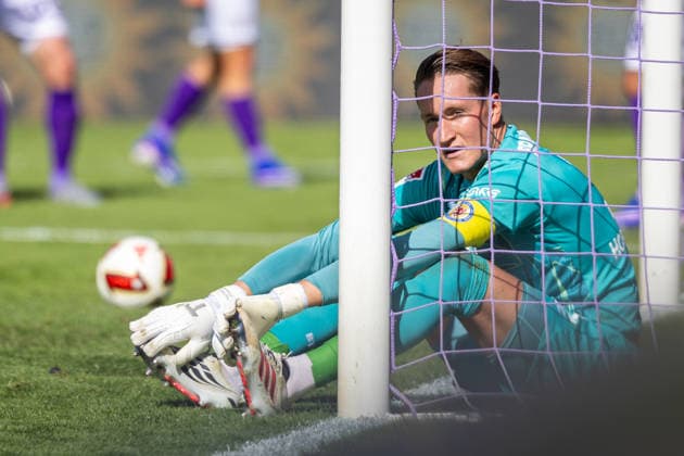 Ron-Thorben Hoffmann (Eintracht Braunschweig, 01) zeigt sich enttaeuscht nach dem Gegentor zum 3:0 durch Robin Meissner (VfL Osnabrueck, 11) GER, VfL Osnabrueck vs. Eintracht Braunschweig, Fussball, 2. Bundesliga, 4. Spieltag, Spielzeit 2026 2027, 06.09.2026 DFL Regulations prohibit any use of photographers as image sequences and or quasi-video. GER, VfL Osnabrueck vs. Eintracht Braunschweig, Fussball, 2. Bundesliga, 4. Spieltag, Spielzeit 2026 2027, 06.09.2026 Osnabrueck *** Ron Thorben Hoffmann of Eintracht Braunschweig, No. 01, looks disappointed after Robin Meissner of VfL Osnabrück, No. 11, scores to make it 3–0. GER, VfL Osnabrück vs. Eintracht Braunschweig, Soccer, 2. Bundesliga, Matchday 4, 2026–2027 Season, September 6, 2026 DFL regulations prohibit any use of photographs as image sequences and or quasi-video GER, VfL Osnabrück vs. Eintracht Braunschweig, soccer, 2. Bundesliga, Matchday 4, 2026–2027 season, September 6, 2026, Osnabrück Copyright: xEibner-Pressefoto JanxRollingerx EP_JSK