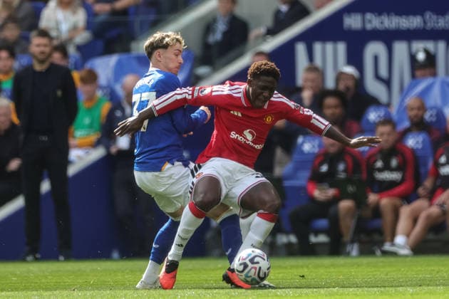 Premier League: Everton v Manchester United, ManU Kobbie Mainoo of Manchester United is fouled by James Garner of Everton during the Premier League match Everton vs Manchester United at Hill Dickinson Stadium, Liverpool, United Kingdom on 06 September 2026 (Photo by Mark Cosgrove News Images) Liverpool Hill Dickinson Stadium Merseyside United Kingdom Copyright: xMarkxCosgrove NewsxImagesx