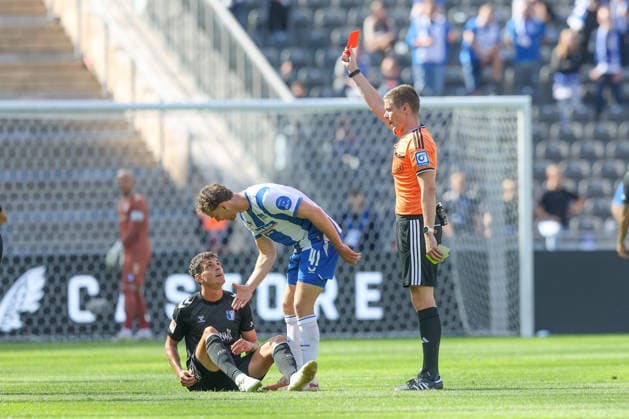 06.09.2026, xtgx, Fussball - 2.Bundesliga Hertha BSC Berlin - 1.FC Magdeburg emspor, v.l. Tobias Mueller (Magdeburg, 5) Rote Karte, Platzverweis, sent off (DFL DFB REGULATIONS PROHIBIT ANY USE OF PHOTOGRAPHS as IMAGE SEQUENCES and or QUASI-VIDEO) Berlin *** September 6, 2026, xtgx, Soccer, 2. Bundesliga: Hertha BSC Berlin 1, FC Magdeburg, emspor; from left: Tobias Mueller (Magdeburg), 5: Red card, sent off. DFL and DFB regulations prohibit any use of photographs as image sequences and or quasi-video. Berlin
