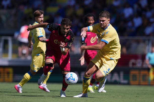 Venezia s Albion Rrahamani Frosinone s Gabriele Calvani during the Serie A EniLive soccer match between Frosinone and Venezia at the Frosinone Benito Stirpe stadium, Italy - Sunday, September 6, 2026 - Soccer ( Photo by Alfredo Falcone LaPresse )  Copyright: xAlfredoxFalcone LaPressex