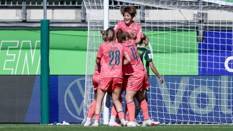 Spielerinnen des SV Werder Bremen mit Torjubel, Jubel, jubeln, jubelt, optimistisch, Spielszene, Highlight, Freude über das Tor zum 1:2, DIE DFB-RICHTLINIEN UNTERSAGEN JEGLICHE NUTZUNG VON FOTOS ALS SEQUENZBILDER UND ODER VIDEOÄHNLICHE FOTOSTRECKEN. DFB REGULATIONS PROHIBIT ANY USE OF PHOTOGRAPHS AS IMAGE SEQUENCES AND OR QUASI-VIDEO., 06.09.2026, Wolfsburg (Deutschland), Fussball, Google Pixel Frauen-Bundesliga, VfL Wolfsburg - SV Werder Bremen *** SV Werder Bremen players celebrating a goal, cheering, jubilant, optimistic, game scene, highlight, joy over the goal that made the score 1–2, DFB REGULATIONS PROHIBIT ANY USE OF PHOTOGRAPHS AS SEQUENCE IMAGES AND OR VIDEO-LIKE PHOTO SERIES DFB REGULATIONS PROHIBIT ANY USE OF PHOTOGRAPHS AS IMAGE SEQUENCES AND OR QUASI-VIDEO, September 6, 2026, Wolfsburg, Germany, soccer, Google Pixel Women’s Bundesliga, VfL Wolfsburg vs. SV Werder Bremen xobx