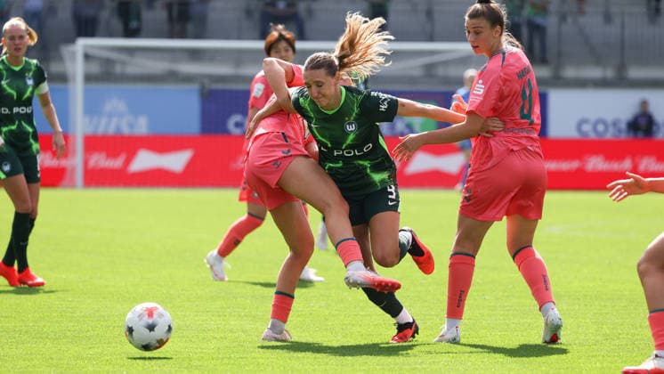 VfL vs. Brermen, BL Frauen Wolfsburg, 06.09.2026, Fußball, Frauen, Google Pixel Bundesliga, Saison 2026 2027, VfL Wolfsburg vs Werder Bremen: Lara Prasnikar (VfL Wolfsburg), Michelle Ulbrich (Werder Bremen) AOK Stadion Niedersachsen Deutschland *** VfL vs. Bremen, Women s Bundesliga, Wolfsburg, September 6, 2026, Soccer, Women, Google Pixel Bundesliga, 2026–2027 Season, VfL Wolfsburg vs. Werder Bremen, Lara Prasnikar (VfL Wolfsburg), Michelle Ulbrich (Werder Bremen), AOK Stadium, Lower Saxony, Germany