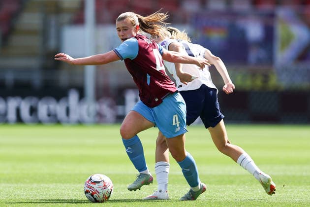 RECORD DATE NOT STATED 6th September 2026; BetWright Stadium, London, England; Womens Super League Football, Tottenham Hotspur versus West Ham United; Oona Siren of West Ham United gets away from Matilda Vinberg of Tottenham Hotspur KatiexChan
