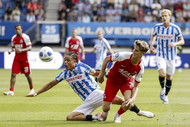 HEERENVEEN - (lr) Nolhan Courtens of SC Heerenveen and Dave Kwakman of AZ Alkmaar during the Dutch Eredivisie match between SC Heerenveen and AZ Alkmaar at the Abe Lenstra Stadium on September 6, 2026, in Heerenveen, the Netherlands. VINCENT JANNINK ANP 2026 27 2026 27 xVIxANPxSportx xxANPxIVx 567370132 originalFilename: 567370132.jpg