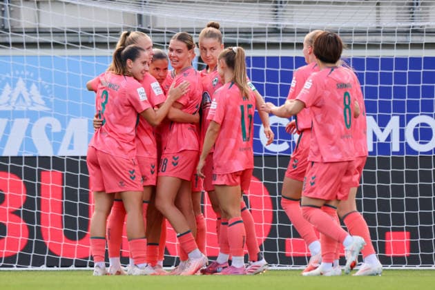 Wolfsburg, Deutschland: 06.09.2026 - 1. Frauenbundesliga - 3. Spieltag - VfL Wolfsburg Frauen vs. Werder Bremen Im Bild: v.li. die Dritte Torschützin Luna Vanzeir (Bremen) macht das Tor zum 1:0 für Bremen und jubelt mit ihren Mannschaftskolleginnen *** Wolfsburg, Germany, September 6, 2026 – Women’s Bundesliga, Matchday 3: VfL Wolfsburg Women vs. Werder Bremen. Pictured, from left: Luna Vanzeir, Bremen’s third goal scorer, scores the 1–0 goal for Bremen and celebrates with her teammates. Copyright: HMBxMedia MadeleinexFantini