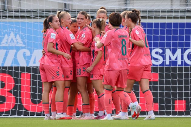 Wolfsburg, Deutschland: 06.09.2026 - 1. Frauenbundesliga - 3. Spieltag - VfL Wolfsburg Frauen vs. Werder Bremen Im Bild: v.li. die Dritte Torschützin Luna Vanzeir (Bremen) macht das Tor zum 1:0 für Bremen und jubelt mit ihren Mannschaftskolleginnen *** Wolfsburg, Germany, September 6, 2026 – Women’s Bundesliga, Matchday 3: VfL Wolfsburg Women vs. Werder Bremen. Pictured, from left: Luna Vanzeir, Bremen’s third goal scorer, scores the 1–0 goal for Bremen and celebrates with her teammates. Copyright: HMBxMedia MadeleinexFantini