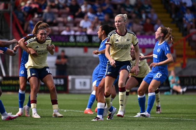 CRAWLEY, ENGLAND - SEPTEMBER 06: Leah Williamson of Arsenal in action during the Barclays Women s Super League match between Brighton & Hove Albion and Arsenal at Broadfield Stadium on September 06, 2026 in Crawley, England. Copyright: xYaroslavxDunkax xSPPx Sportspressphoto_SPR224667