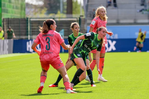 Wolfsburg, Deutschland: 06.09.2026 - 1. Frauenbundesliga - 3. Spieltag - VfL Wolfsburg Frauen vs. Werder Bremen Im Bild: v.li. im Zweikampf Wiktoria Zieniewicz (Bremen), Svenja Huth (Wolfsburg) und Smilla Vallo *** Wolfsburg, Germany, September 6, 2026 – Women’s Bundesliga, Matchday 3: VfL Wolfsburg Women vs. Werder Bremen. Pictured, from left, in a tackle: Wiktoria Zieniewicz (Bremen), Svenja Huth (Wolfsburg), and Smilla Vallo Copyright: HMBxMedia MadeleinexFantini